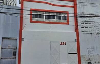 Imagem: A casa possui 5 Dormitórios, 2 Banheiros, 2 Vagas na garagem