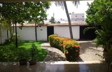 Imagem: A casa possui 4 Dormitórios, 4 Banheiros, 4 Vagas na garagem