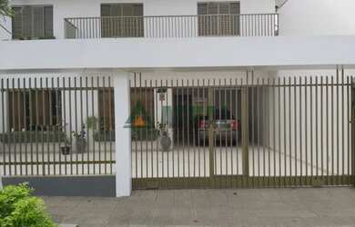 Imagem: A casa possui 4 Dormitórios, 2 Banheiros, 5 Vagas na garagem