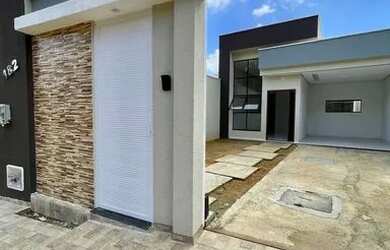 Imagem: A casa possui 3 Dormitórios, 2 Banheiros, 1 Vaga na garagem