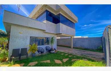 Imagem: A casa possui 4 Dormitórios, 4 Banheiros, 4 Vagas na garagem