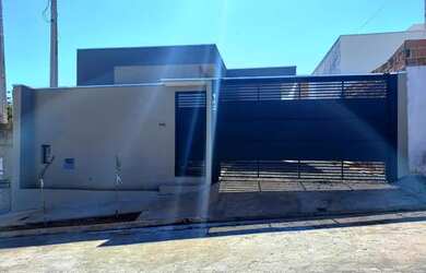 Imagem: A casa possui 3 Dormitórios, 2 Banheiros, 2 Vagas na garagem