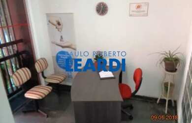 Imagem: A casa possui 3 Dormitórios, 1 Banheiro, 2 Vagas na garagem