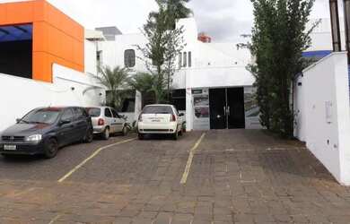 Imagem: O depósito possui 4 Vagas na garagem, 260m² de Área e está