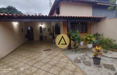 Imagem: A casa possui 3 Dormitórios, 2 Banheiros, 2 Vagas na garagem