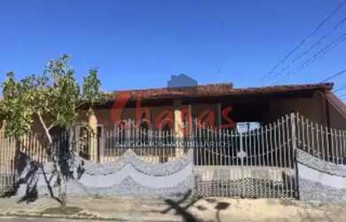 Imagem: A casa possui 4 Dormitórios, 4 Banheiros, 5 Vagas na garagem