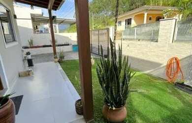 Imagem: A casa possui 3 Dormitórios, 3 Banheiros, 4 Vagas na garagem