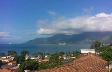 Imagem: A casa possui 4 Dormitórios, 4 Banheiros, 4 Vagas na garagem