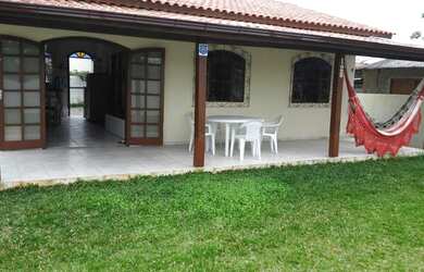 Imagem: A casa possui 3 Dormitórios, 2 Banheiros e 5 Vagas na garagem