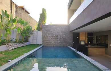 Imagem: A casa em condomínio possui 4 Dormitórios, 5 Banheiros, 2