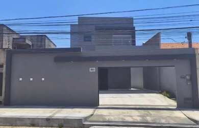 Imagem: A casa possui 4 Dormitórios, 3 Banheiros, 2 Vagas na garagem