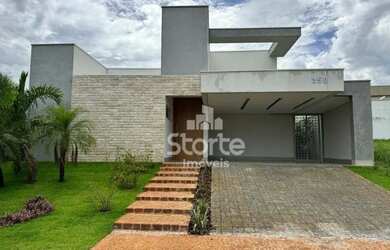 Imagem: A casa em condomínio possui 4 Dormitórios, 4 Banheiros, 2