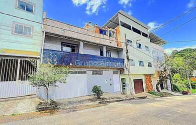 Imagem: A casa possui 4 Dormitórios, 2 Banheiros, 2 Vagas na garagem