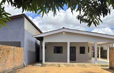 Imagem: A casa possui 3 Dormitórios, 2 Banheiros, 1 Vaga na garagem