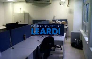 Imagem: O depósito possui 2 Vagas na garagem, 130m² de Área e está