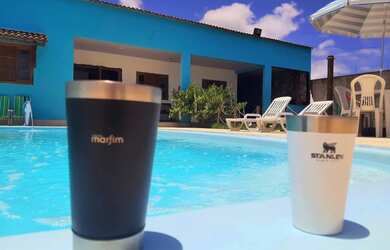 Imagem: A casa possui 4 Dormitórios, Acomodam 12 pessoas e 4 Vagas