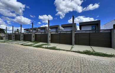 Imagem: A casa possui 3 Dormitórios, 2 Banheiros, 2 Vagas na garagem