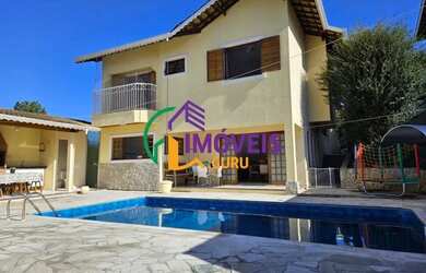 Imagem: A casa possui 3 Dormitórios, 2 Banheiros, 4 Vagas na garagem