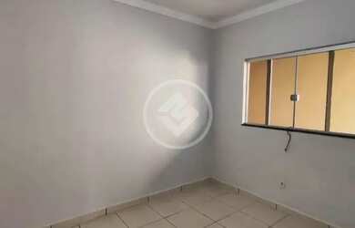 Imagem: A casa possui 3 Dormitórios, 1 Banheiro, 1 Vaga na garagem