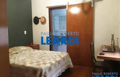 Imagem: A casa possui 4 Dormitórios, 5 Banheiros, 4 Vagas na garagem