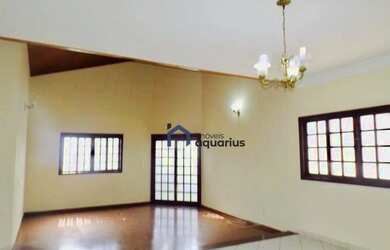 Imagem: A casa em condomínio possui 4 Dormitórios, 5 Banheiros, 2