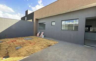 Imagem: A casa possui 2 Dormitórios, 1 Banheiro, 1 Vaga na garagem