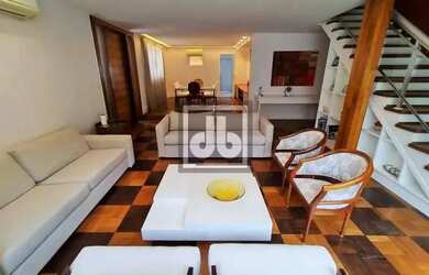 Imagem: A casa possui 4 Dormitórios, 2 Banheiros, 5 Vagas na garagem