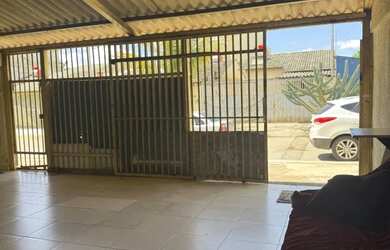 Imagem: A casa possui 2 Dormitórios, 1 Banheiro, 2 Vagas na garagem