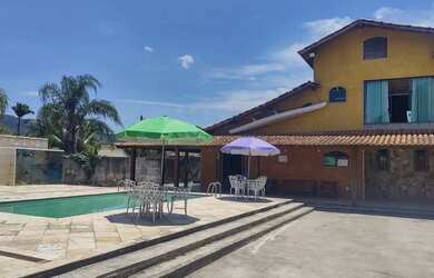 Imagem: A casa possui 5 Dormitórios, 3 Banheiros, 5 Vagas na garagem