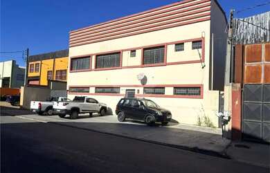 Imagem: O depósito possui 5 Vagas na garagem e 884m² de Área e está