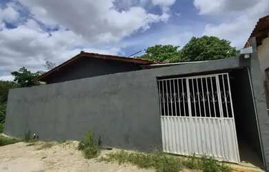 Imagem: A casa possui 2 Dormitórios, 1 Banheiro, 2 Vagas na garagem