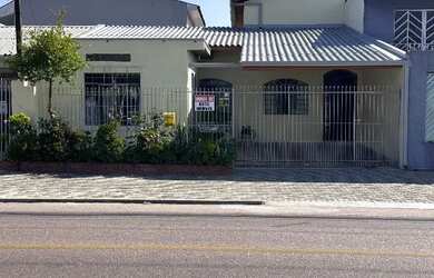 Imagem: A casa possui 4 Dormitórios, 1 Banheiro, 2 Vagas na garagem