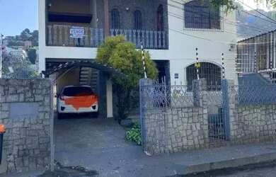 Imagem: A casa à venda possui 5 Dormitórios, 3 Banheiros, 2 Vagas