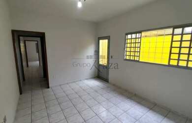 Imagem: A casa possui 2 Dormitórios, 1 Banheiro, 2 Vagas na garagem