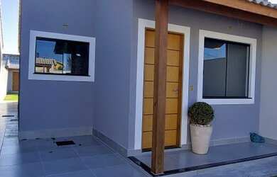 Imagem: A casa possui 2 Dormitórios, 3 Banheiros, 2 Vagas na garagem