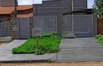 Imagem: A casa possui 3 Dormitórios, 2 Banheiros, 1 Vaga na garagem