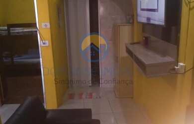 Imagem: A casa possui 2 Dormitórios, 1 Banheiro, 2 Vagas na garagem