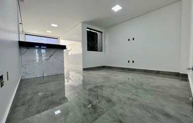 Imagem: A casa possui 3 Dormitórios, 2 Banheiros, 2 Vagas na garagem