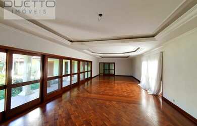 Imagem: A casa possui 4 Dormitórios, 5 Banheiros, 5 Vagas na garagem