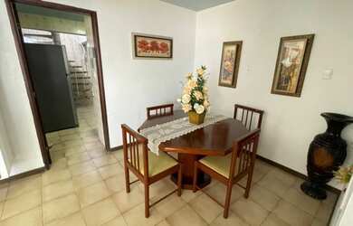 Imagem: A casa possui 4 Dormitórios, 2 Banheiros, 1 Vaga na garagem