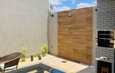 Imagem: A casa em condomínio possui 3 Dormitórios, 1 Banheiro, 2 Vagas