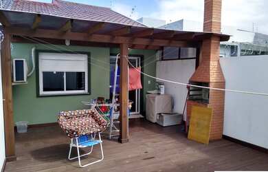 Imagem: A casa possui 2 Dormitórios, 1 Banheiro, 1 Vaga na garagem