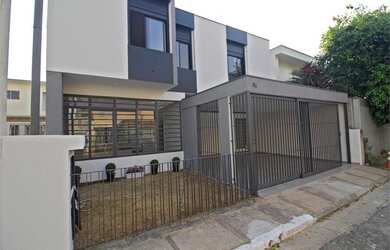 Imagem: A casa possui 3 Dormitórios, 4 Banheiros, 2 Vagas na garagem