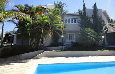 Imagem: A casa em condomínio possui 5 Dormitórios, 5 Banheiros e 599m²