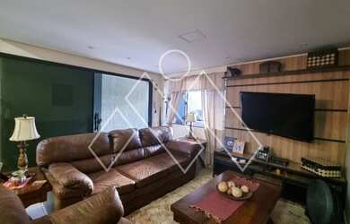 Imagem: A casa possui 3 Dormitórios, 3 Banheiros, 2 Vagas na garagem