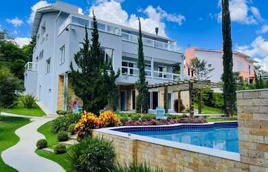 Imagem: A casa em condomínio possui 5 Dormitórios, 5 Banheiros, 4