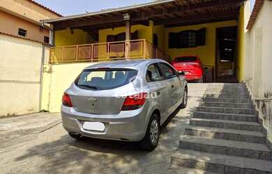 Imagem: A casa possui 4 Dormitórios, 1 Banheiro, 4 Vagas na garagem