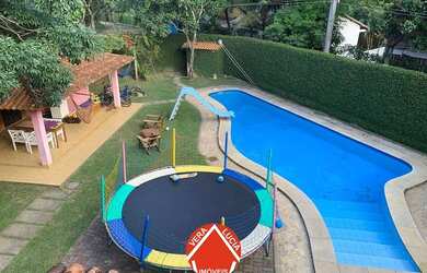 Imagem: A casa em condomínio possui 3 Dormitórios, 5 Banheiros, 407m²