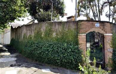 Imagem: A casa possui 2 Dormitórios, 2 Banheiros, 3 Vagas na garagem