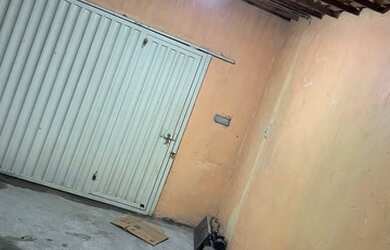 Imagem: A casa possui 3 Dormitórios, 1 Banheiro, 2 Vagas na garagem